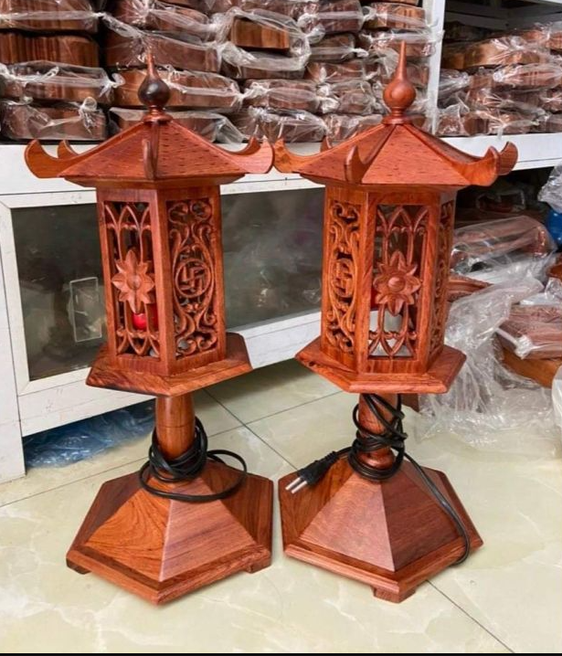 Cặp đèn thờ mái chùa gỗ hương cao 48cm.png